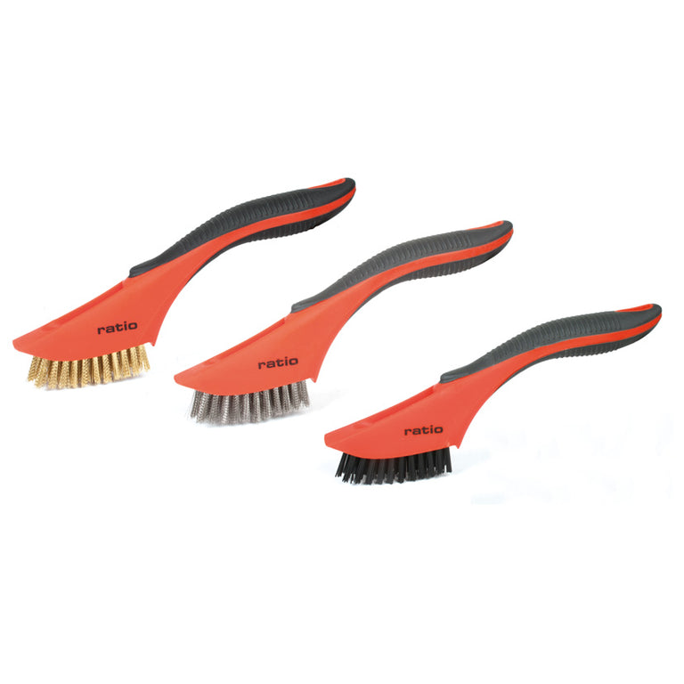 Juego de tres cepillos de limpieza RATIO con púas de latón, acero inoxidable y nylon y mango ergonómico rojo.