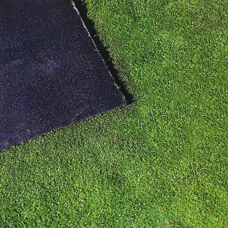 Detalle de textura de césped artificial verde de 6mm con base de polipropileno negra