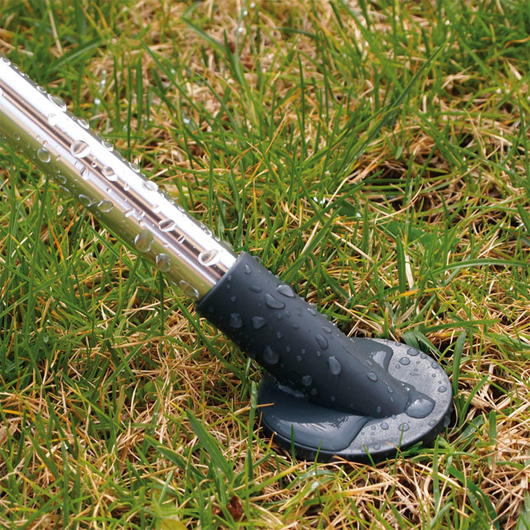 Base con pincho estabilizador para clavar la ducha de jardín de forma segura en el césped