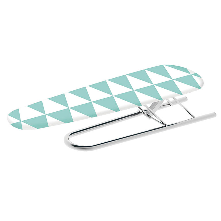 Planchamangas plegable HABITEX con estructura metálica y funda de algodón estampada en tonos verdes y blancos.