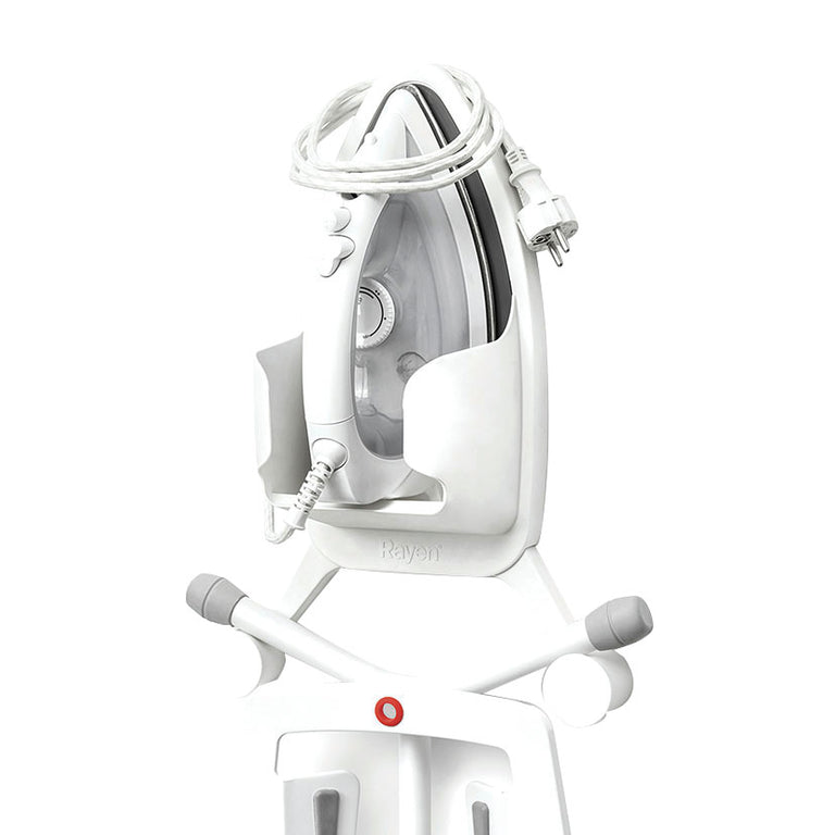 Detalle de colgador Rayen con plancha de vapor y cable recogido en soporte vertical.