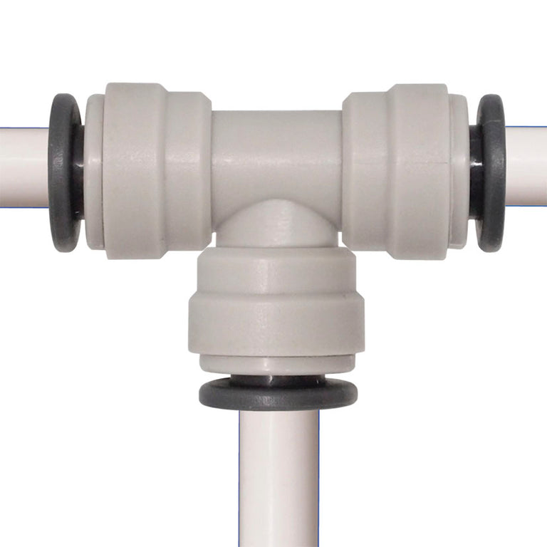 Conector en T automático gris para unión de tubos de nebulización de 3/8 pulgadas.