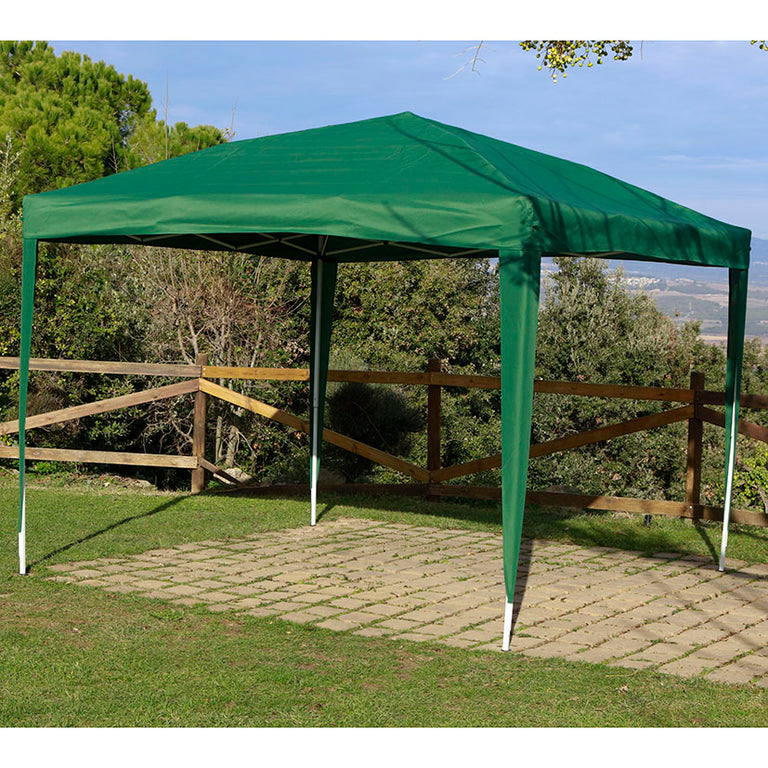 Pérgola verde 3x3m instalada en jardín sobre zona empedrada con estructura de montaje rápido