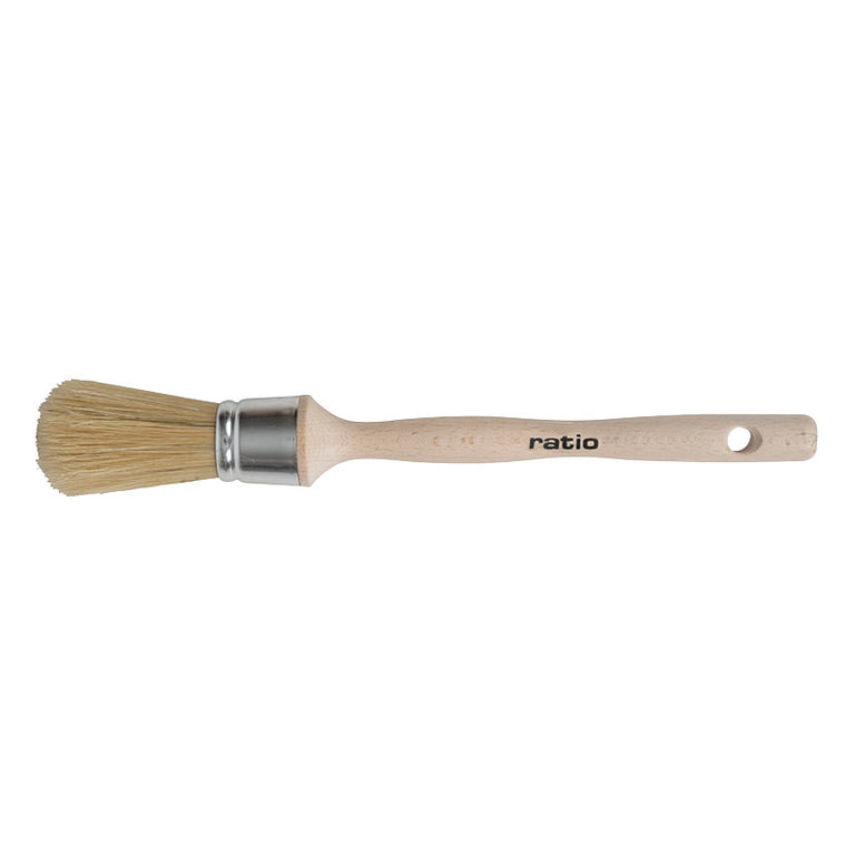 Brocha redonda RATIO con virola de aluminio, cerdas especiales y mango de madera ergonómico para pintura de precisión.