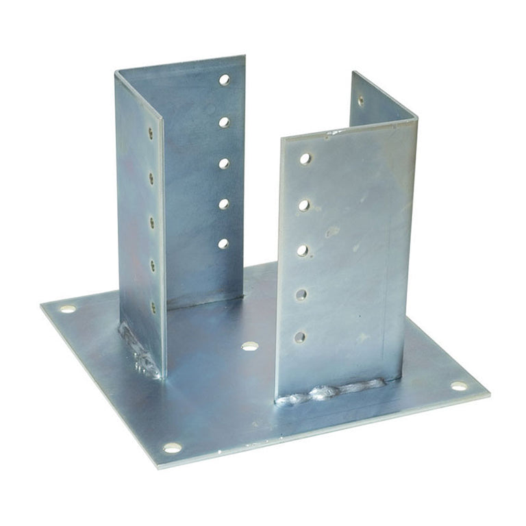 Soporte de suelo de acero cincado para postes de madera con placa base cuadrada y agujeros de montaje múltiples.
