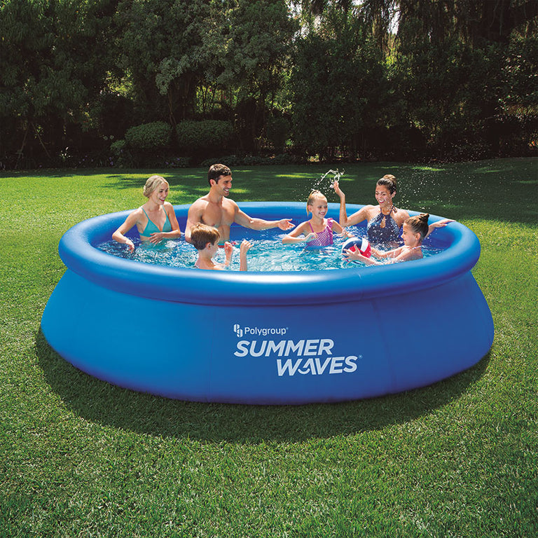 Piscina redonda azul Summer Waves de 366x76 cm con niños y adultos jugando con pelota.