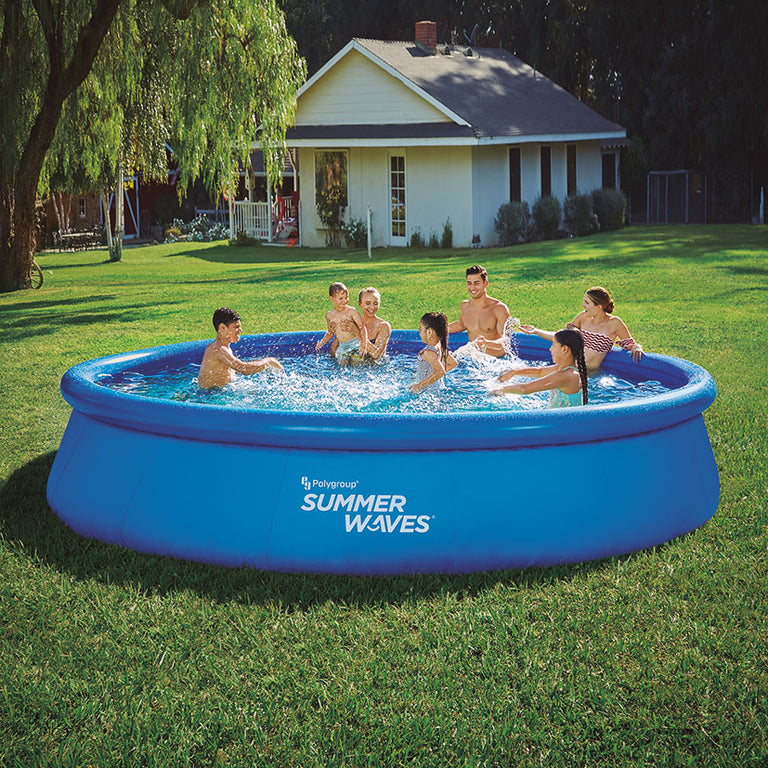 Piscina autoportante Summer Waves de 457x84 cm con familia bañándose en jardín.