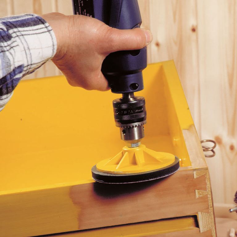 Lijado de caja de madera con disco abrasivo RATIO montado en taladro para restauración.
