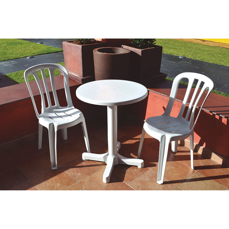 Mesa blanca de resina para balcón con sillas a juego en terraza soleada