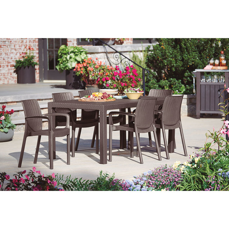 Conjunto de comedor exterior con mesa Melody y seis sillas de resina marrón en terraza