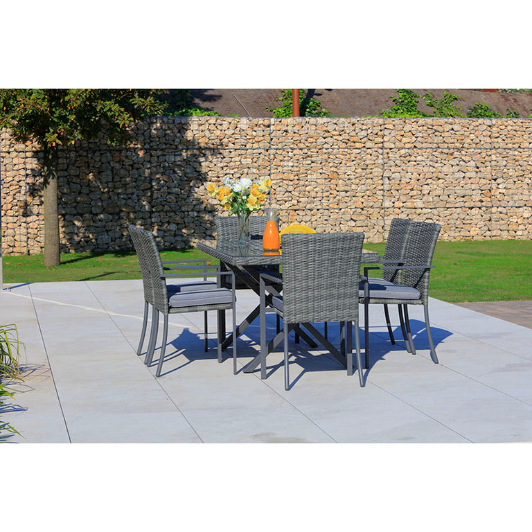 Conjunto de comedor exterior Aruba con mesa de cristal y sillones de ratán gris en terraza