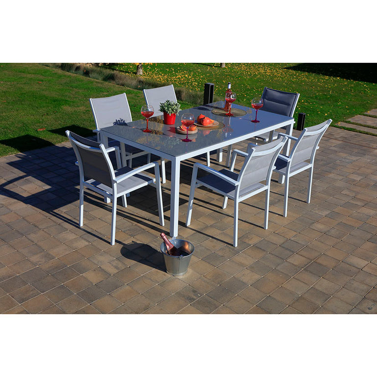 Conjunto de mesa y sillas de jardín serie Manaos en terraza de piedra