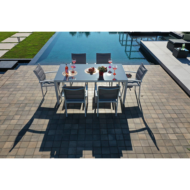 Mobiliario de exterior Manaos junto a una piscina moderna