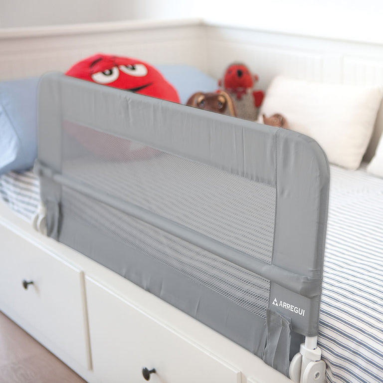 Barrera de cama Arregui instalada en dormitorio infantil mostrando su altura de 42 cm.