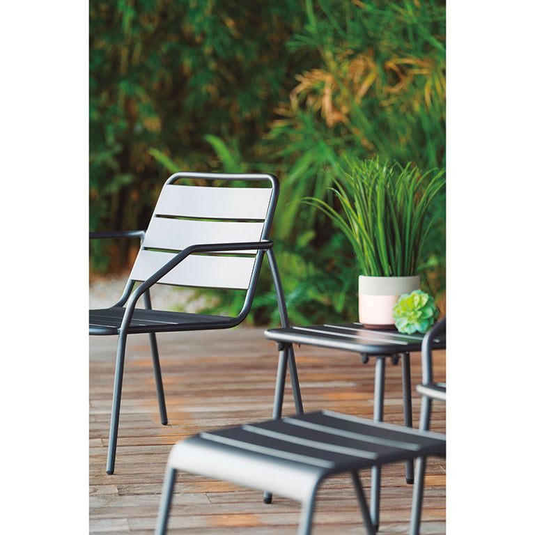 Primer plano de sillón y mesa de acero gris antracita del conjunto relax Phuket para exteriores.