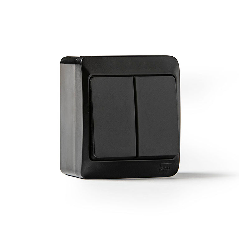 Interruptor doble estanco Famatel Pool 54 negro para instalación en superficie exterior