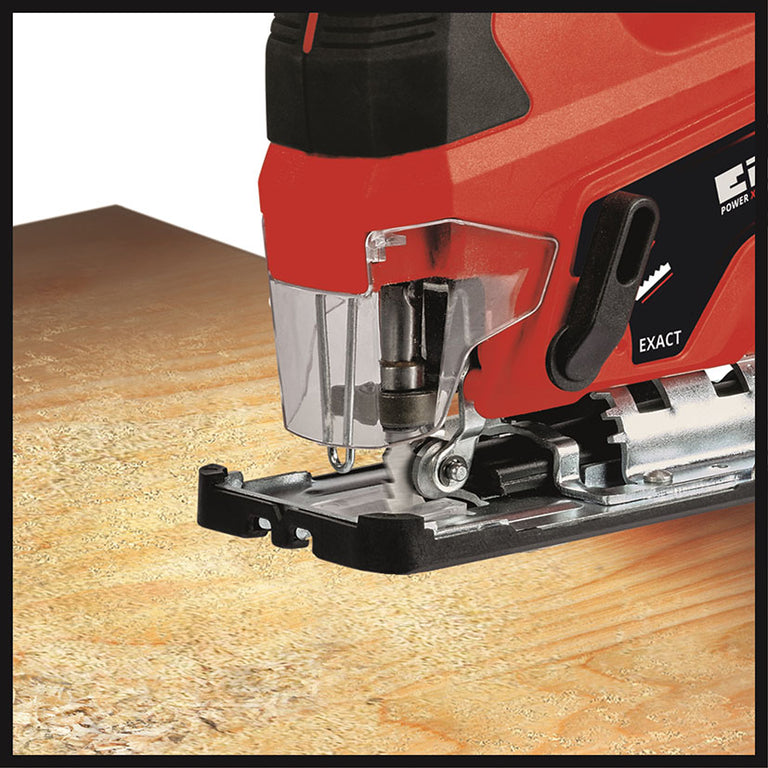 Detalle del cabezal de corte de la sierra caladora Einhell TC-JS 18 Li trabajando sobre una pieza de madera.