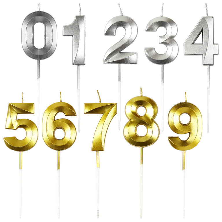 Velas de cumpleaños en forma de números del 0 al 9 con acabados metalizados en color plata y dorado sobre soporte blanco.