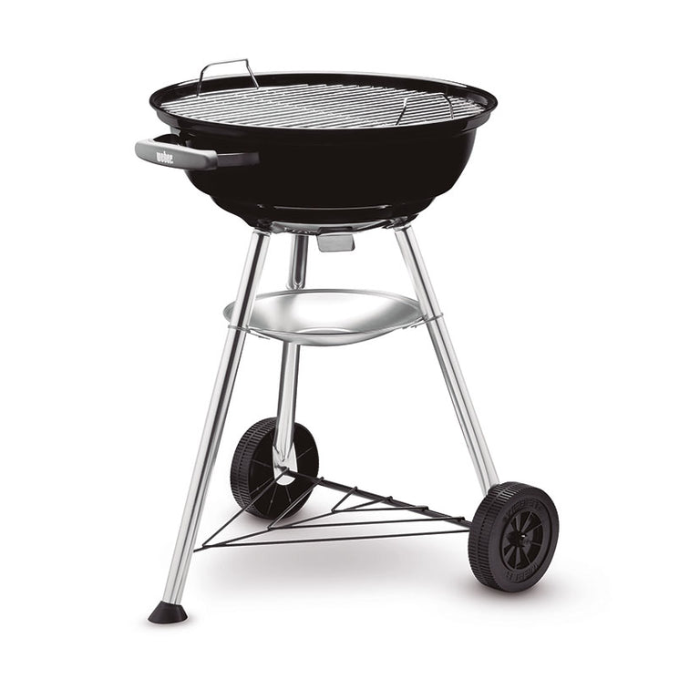Vista de la parrilla de acero cromado de la barbacoa Weber Compact Kettle con la tapa retirada.