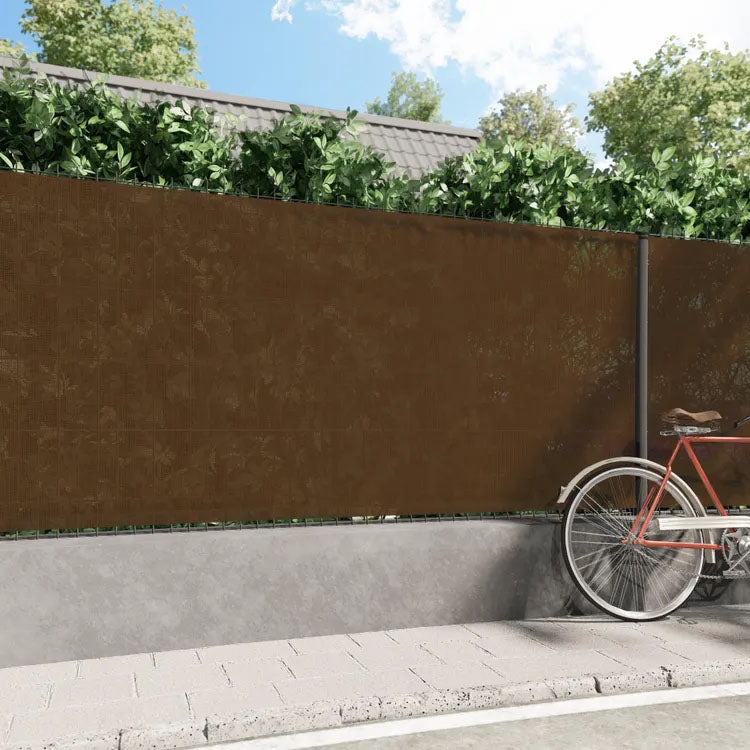 Cercado de jardín con malla de ocultación marrón de alta densidad y bicicleta