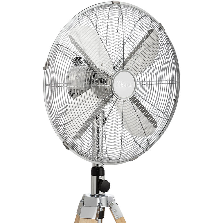 Primer plano de la rejilla metálica y aspas del ventilador Tristar VE-5804 de 40 cm