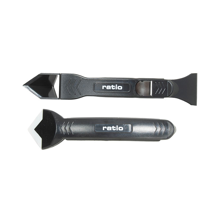 Kit RATIO 6871 con mango rascador negro y aplicador de silicona con cabezal blanco sobre fondo neutro.