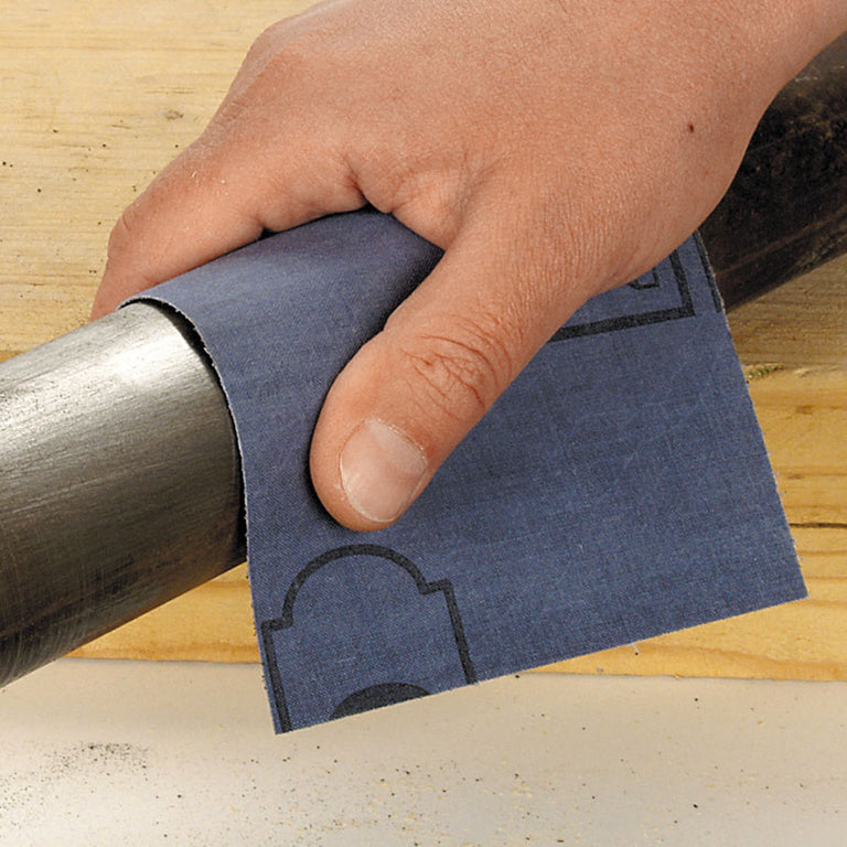 Lijado manual de tubo metálico con tela esmeril azul flexible Wolfcraft