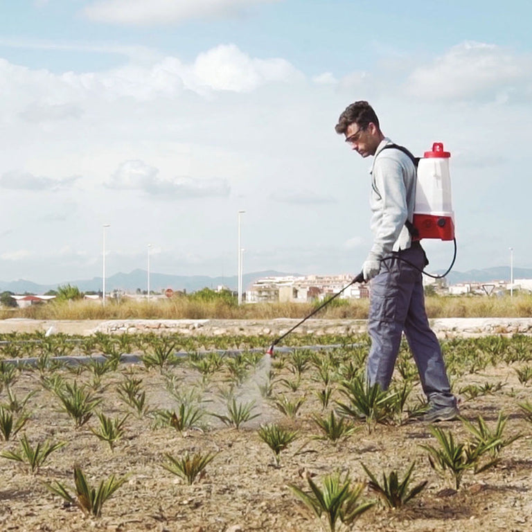 Operario aplicando tratamiento fitosanitario en campo agrícola con pulverizador eléctrico Pulmic Pegasus 15