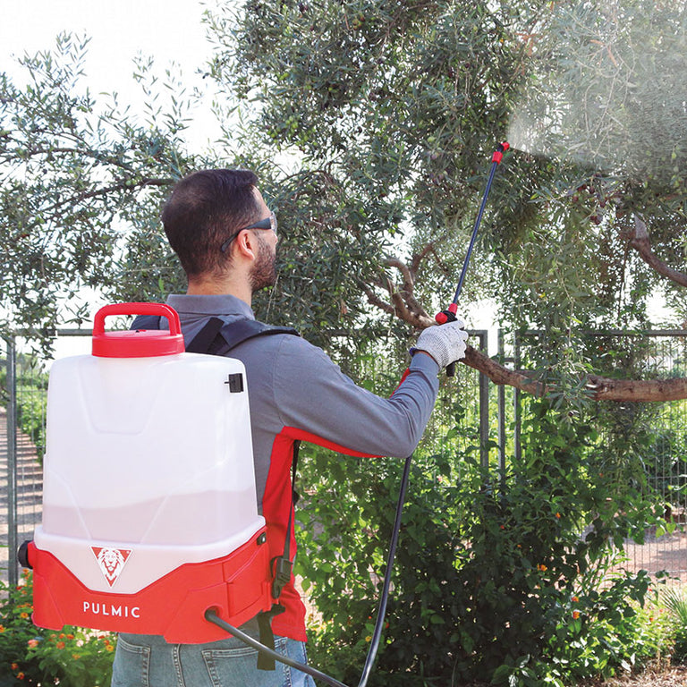 Uso de pulverizador eléctrico Pulmic Pegasus 15 para fumigación de árboles frutales y olivos