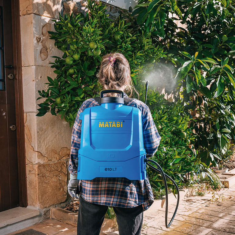 Uso real del pulverizador de mochila Matabi e10 LT realizando tratamiento fitosanitario en árboles frutales.