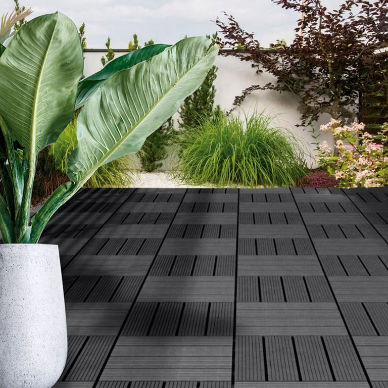 Ambiente decorado con suelo de baldosas composite chocolate instaladas en una terraza exterior.
