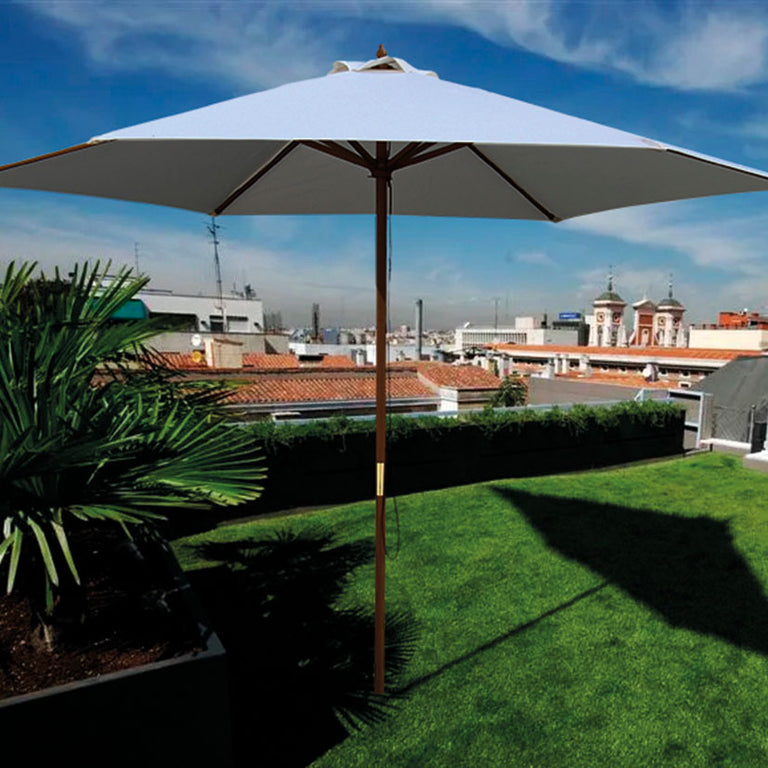 Sombrilla de madera de 3m instalada en terraza con césped artificial y vistas a la ciudad.