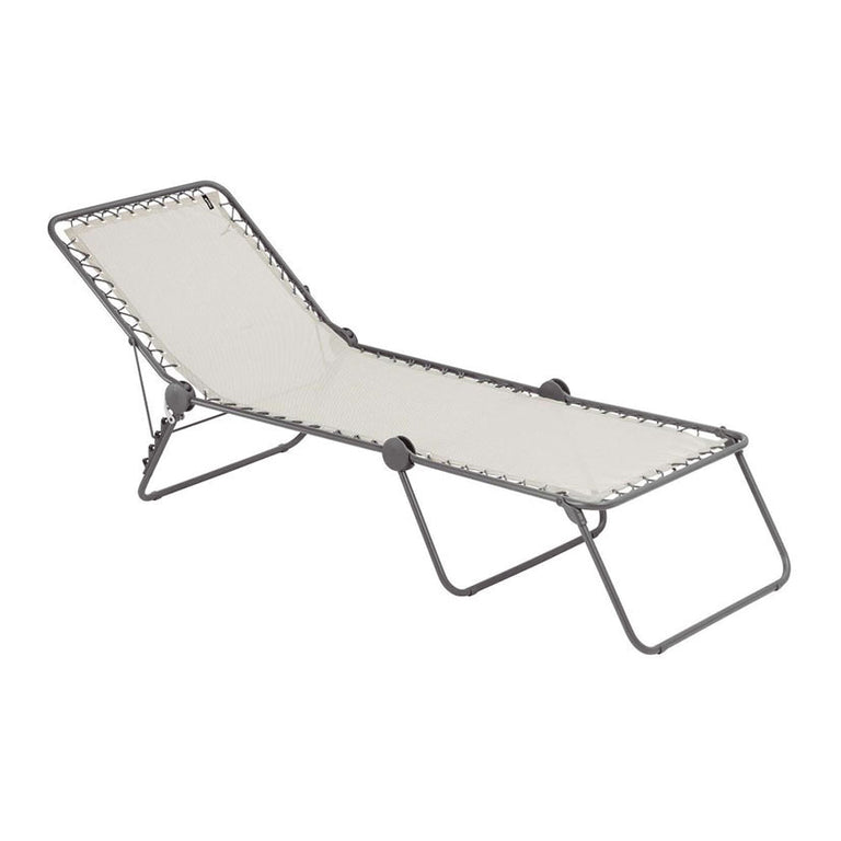 Tumbona plegable Lafuma Siesta Seigle en color beige con estructura de acero gris para jardín.