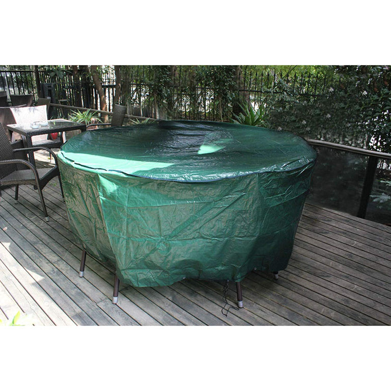 Funda de polietileno instalada sobre conjunto de mesa y sillas redonda en terraza
