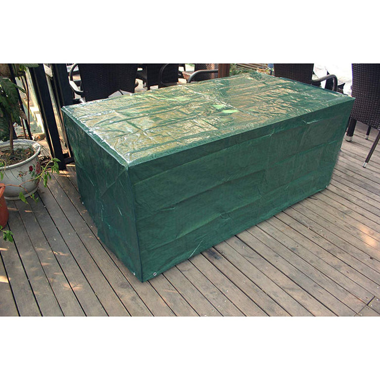 Vista lateral de funda de polietileno verde para muebles de jardín sobre suelo de madera