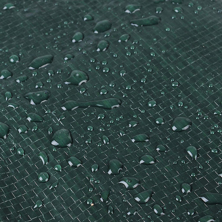 Detalle del tejido de polietileno impermeable con gotas de agua repelidas sobre la superficie