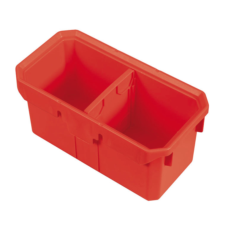 Detalle de cubilete extraíble rojo con divisor interno para organización de herrajes