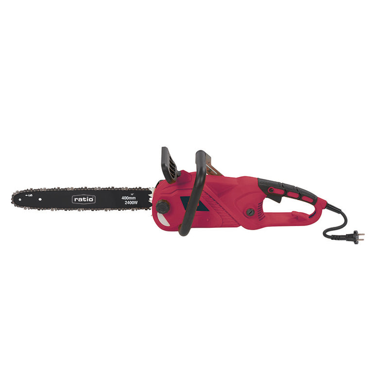 Vista lateral de motosierra eléctrica RATIO R-M2400 mostrando el mango ergonómico y cable de conexión