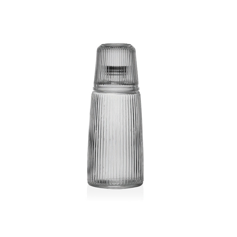 Botella de cristal acanalado Versa con vaso a juego colocado como tapa protectora
