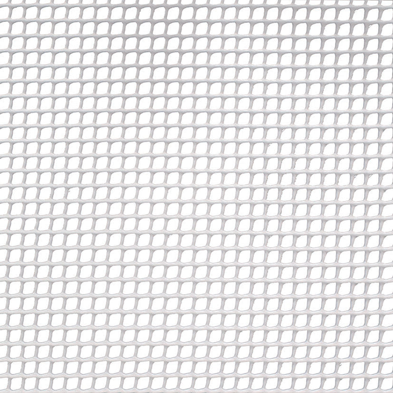 Primer plano de malla plástica cuadrada blanca LISTA para cerramientos y protección.