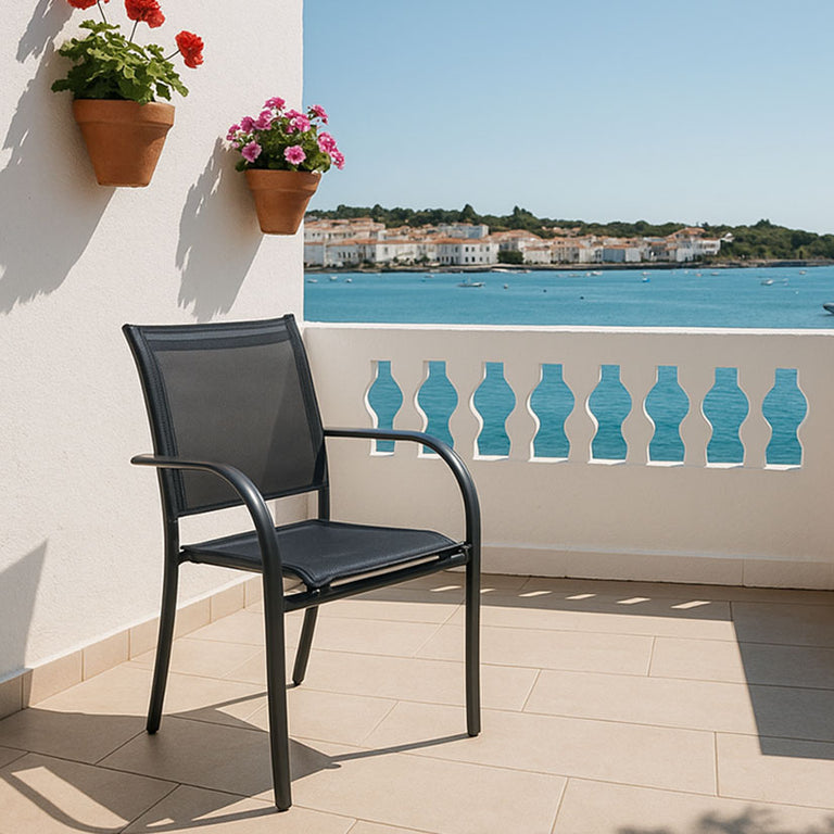 Silla Victoria de aluminio en una terraza con vistas al mar, ideal para mobiliario de exterior y hostelería.