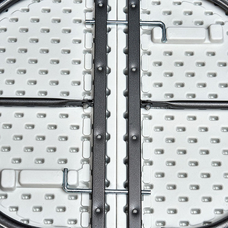 Silla plegable de resina blanca con estructura metálica negra serie TAY