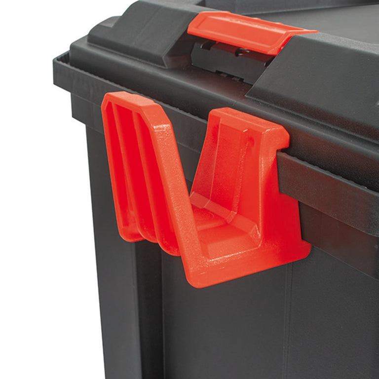 Detalle de gancho rojo RATIO acoplado al riel lateral de una caja de herramientas profesional
