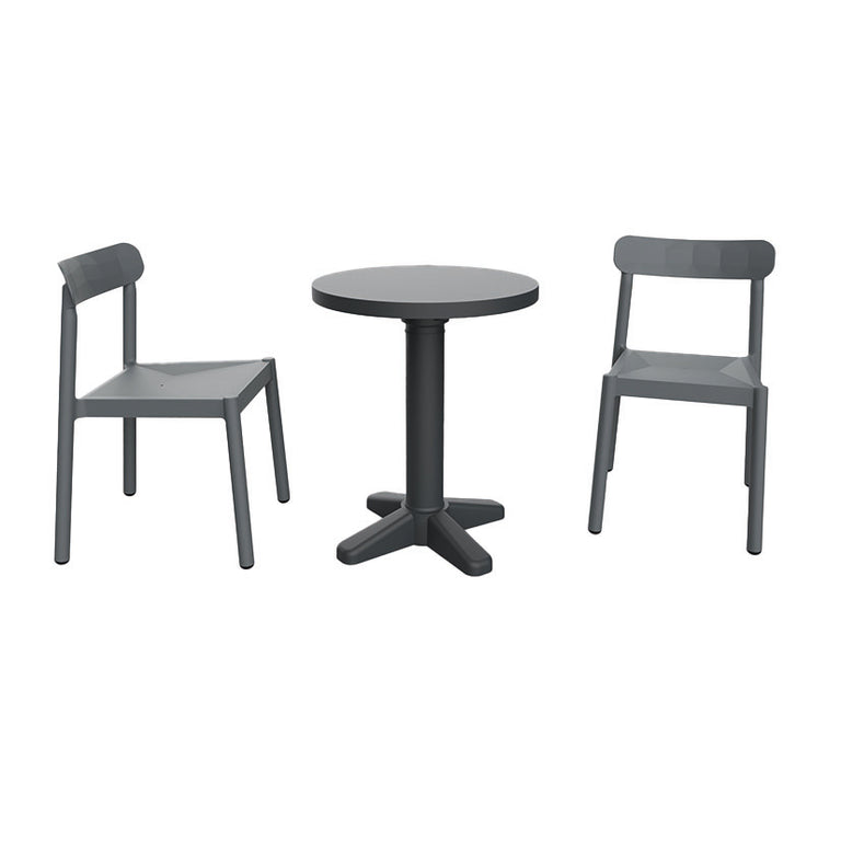 Conjunto de terraza RESOL IVY con mesa redonda y dos sillas de resina gris antracita sobre fondo blanco.