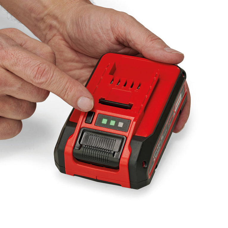 Primer plano de usuario pulsando el botón del indicador LED de nivel de carga en batería Einhell.