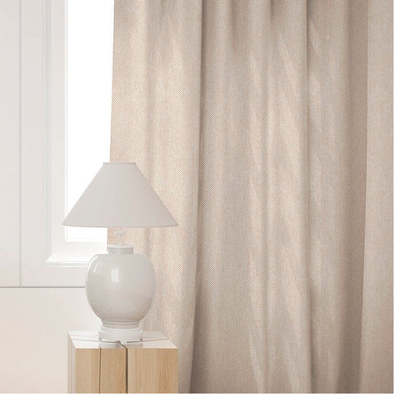 Cortina con ollaos Yacu color beige de 140x250 cm instalada en ventana