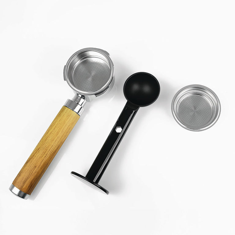 Accesorios cafetera JOCCA: portafiltros con mango de madera, filtro metálico y cuchara dosificadora con prensador.