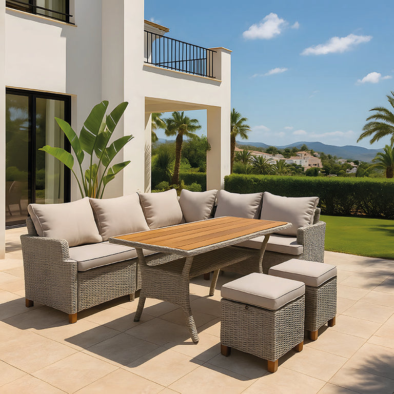 Set de muebles de exterior Canaima instalado en una terraza moderna con vistas al jardín y montaña.