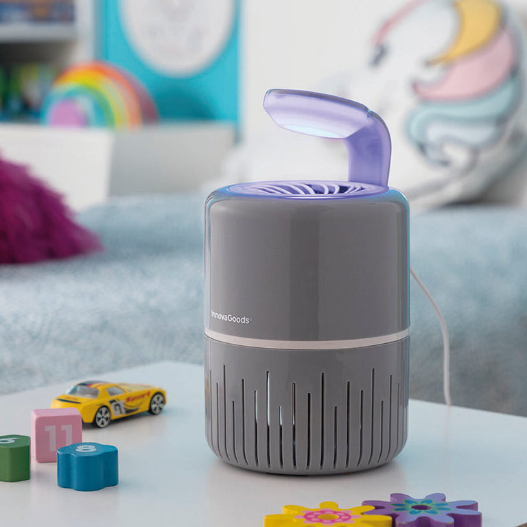 Lámpara antimosquitos silenciosa y segura en habitación infantil con juguetes