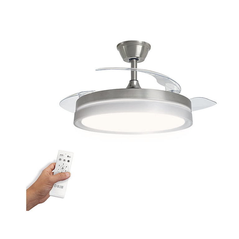 Ventilador de techo HJM VT154 con aspas desplegadas y mando a distancia sobre fondo blanco.